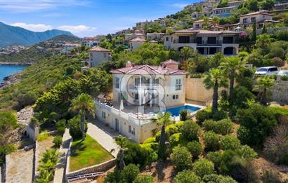 KAŞ YARIMADA DA SİZE ÖZEL PLAJI OLAN SATILIK HAVUZLU LÜKS VİLLA