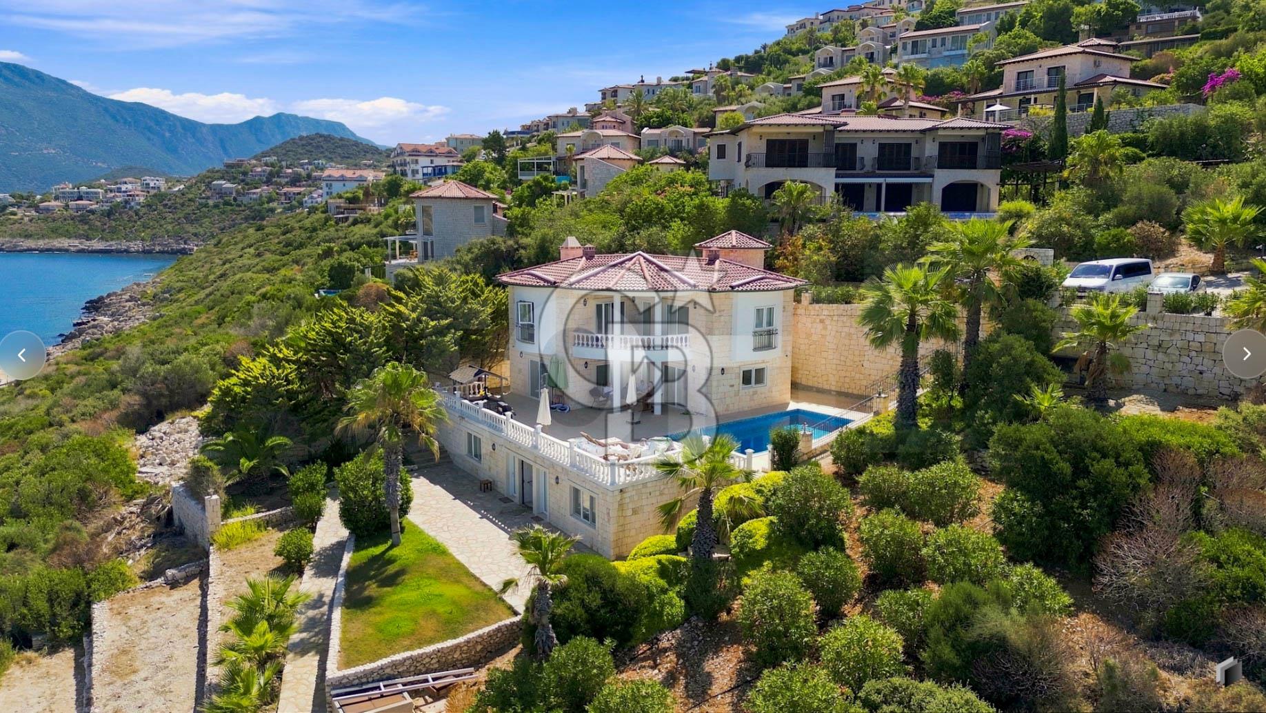 KAŞ YARIMADA DA SİZE ÖZEL PLAJI OLAN SATILIK HAVUZLU LÜKS VİLLA