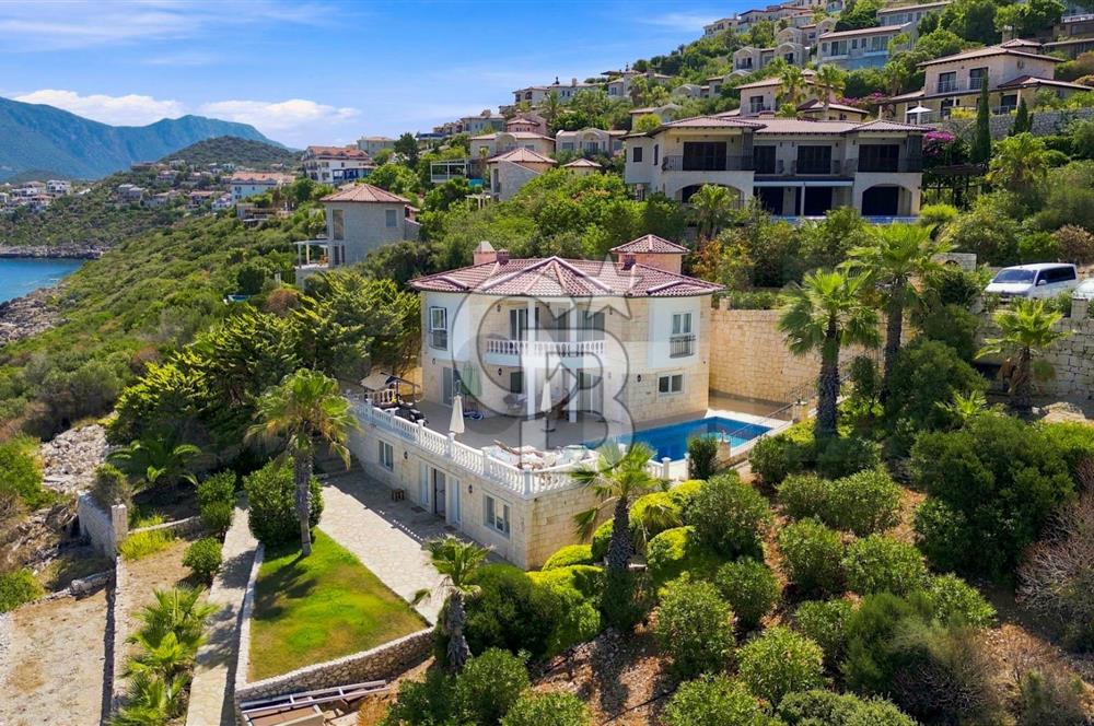 KAŞ YARIMADA DA SİZE ÖZEL PLAJI OLAN SATILIK HAVUZLU LÜKS VİLLA
