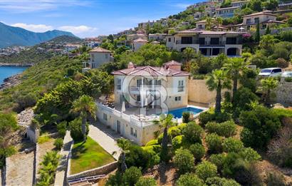 KAŞ YARIMADA DA SİZE ÖZEL PLAJI OLAN SATILIK HAVUZLU LÜKS VİLLA
