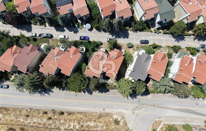 ÇAYYOLU KORUDA BOŞ OTURUMA HAZIR 5+1 SATILIK VİLLA