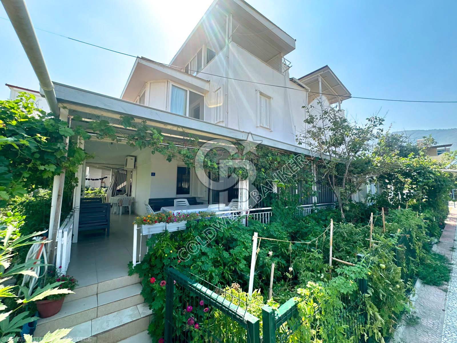 Kuşadası Güzelçamlı da satılık 7+1 triplex bahçeli yazlık