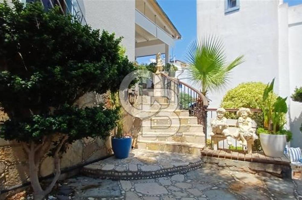 Bodrum Torba Satılık 4 + 1 Müştemilatlı Tripleks