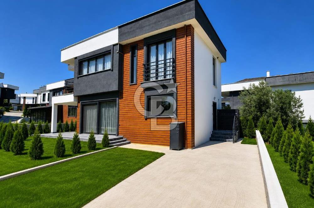 Denize Sıfır Sitede Modern Mimari 3+1 Satılık Müstakil Villa
