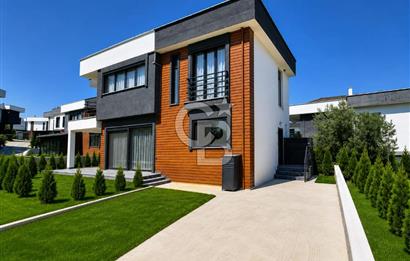 Denize Sıfır Sitede Modern Mimari 3+1 Satılık Müstakil Villa