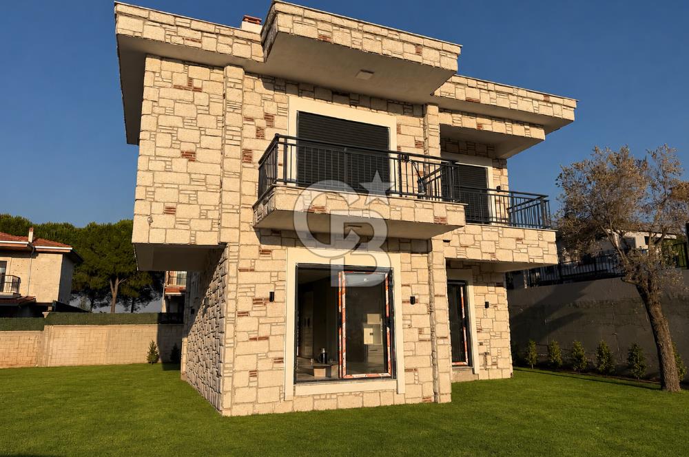 Foça'da Müstakil Havuzlu 4+1 Villa