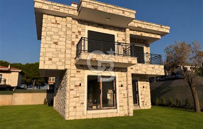 Foça'da Müstakil Havuzlu 4+1 Villa