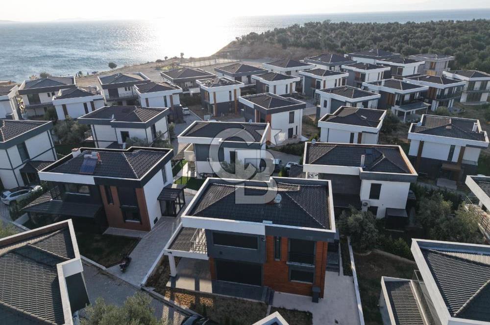 Denize Sıfır Sitede Modern Mimari 3+1 Satılık Müstakil Villa