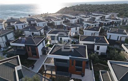 Denize Sıfır Sitede Modern Mimari 3+1 Satılık Müstakil Villa