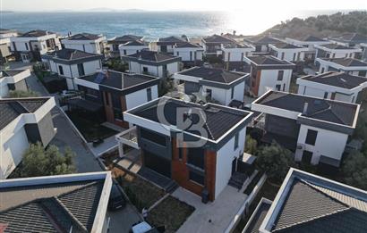 Denize Sıfır Sitede Modern Mimari 3+1 Satılık Müstakil Villa
