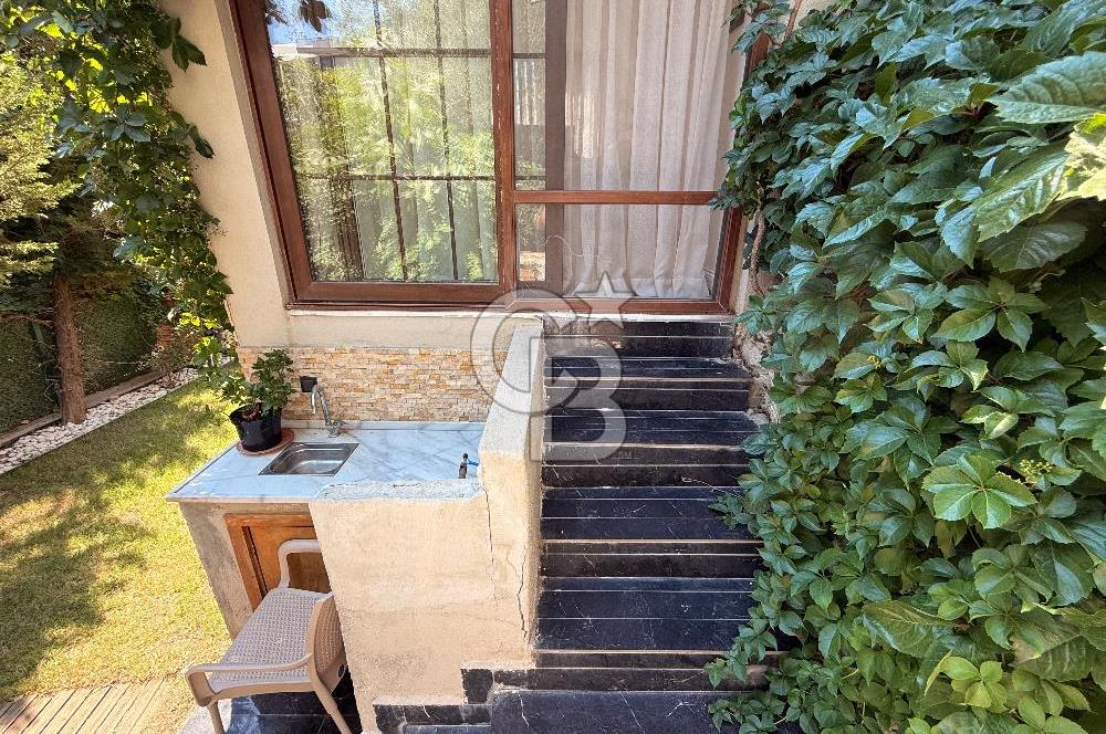 BORNOVA EVKA 3 SARAYKENT ÖZEL TASARLANMIŞ TRİPLEKS KİRALIK VİLLA