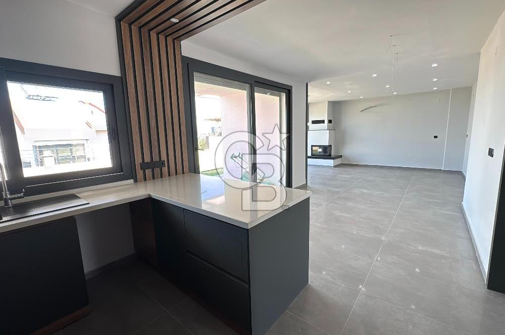 Deniz Manzaralı 500 m2 Sıfır Villa