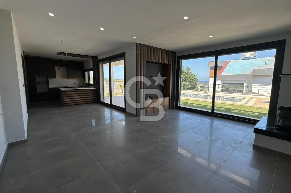 Deniz Manzaralı 500 m2 Sıfır Villa