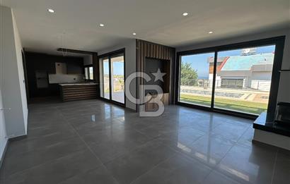 Deniz Manzaralı 500 m2 Sıfır Villa