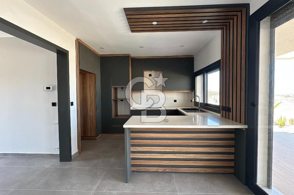Deniz Manzaralı 500 m2 Sıfır Villa
