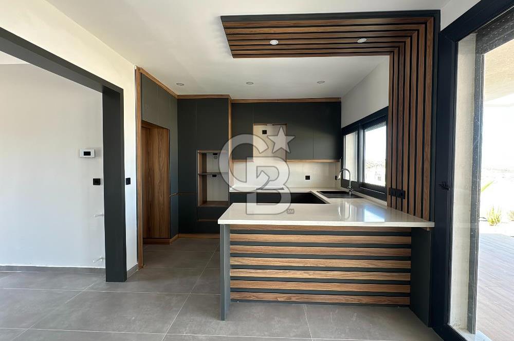 Deniz Manzaralı 500 m2 Sıfır Villa