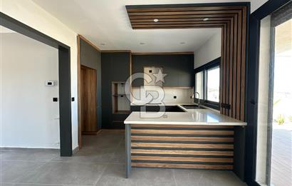 Deniz Manzaralı 500 m2 Sıfır Villa
