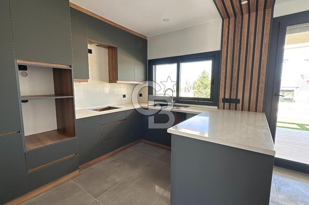 Deniz Manzaralı 500 m2 Sıfır Villa