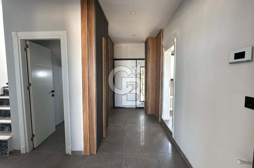 Deniz Manzaralı 500 m2 Sıfır Villa