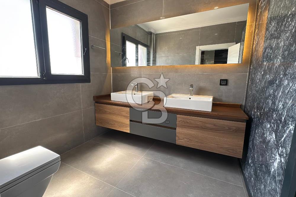 Deniz Manzaralı 500 m2 Sıfır Villa