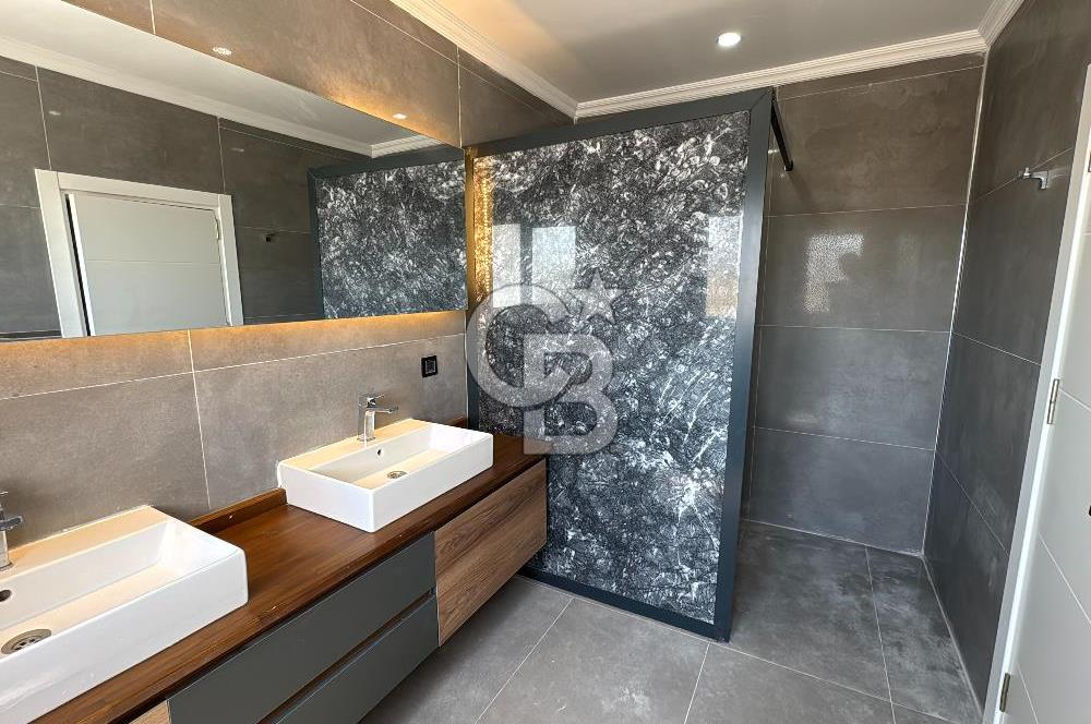 Deniz Manzaralı 500 m2 Sıfır Villa