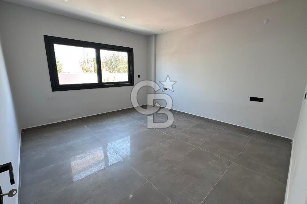 Deniz Manzaralı 500 m2 Sıfır Villa