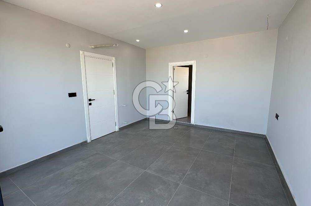 Deniz Manzaralı 500 m2 Sıfır Villa