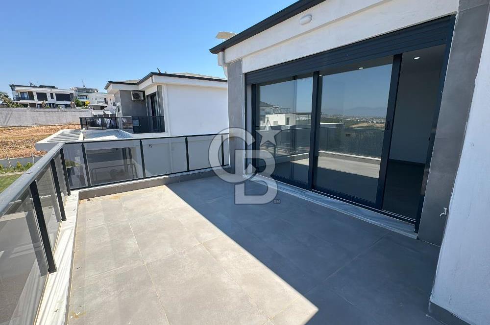Deniz Manzaralı 500 m2 Sıfır Villa
