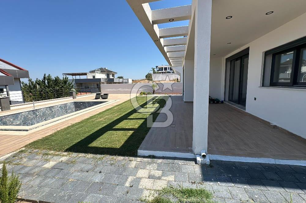 Deniz Manzaralı 500 m2 Sıfır Villa
