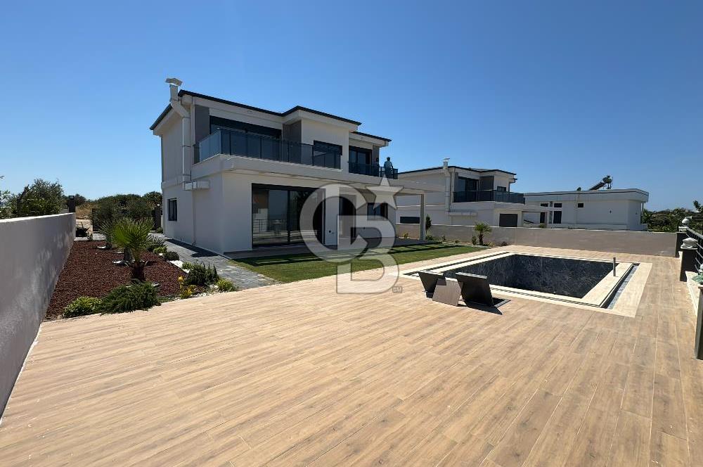 Deniz Manzaralı 500 m2 Sıfır Villa