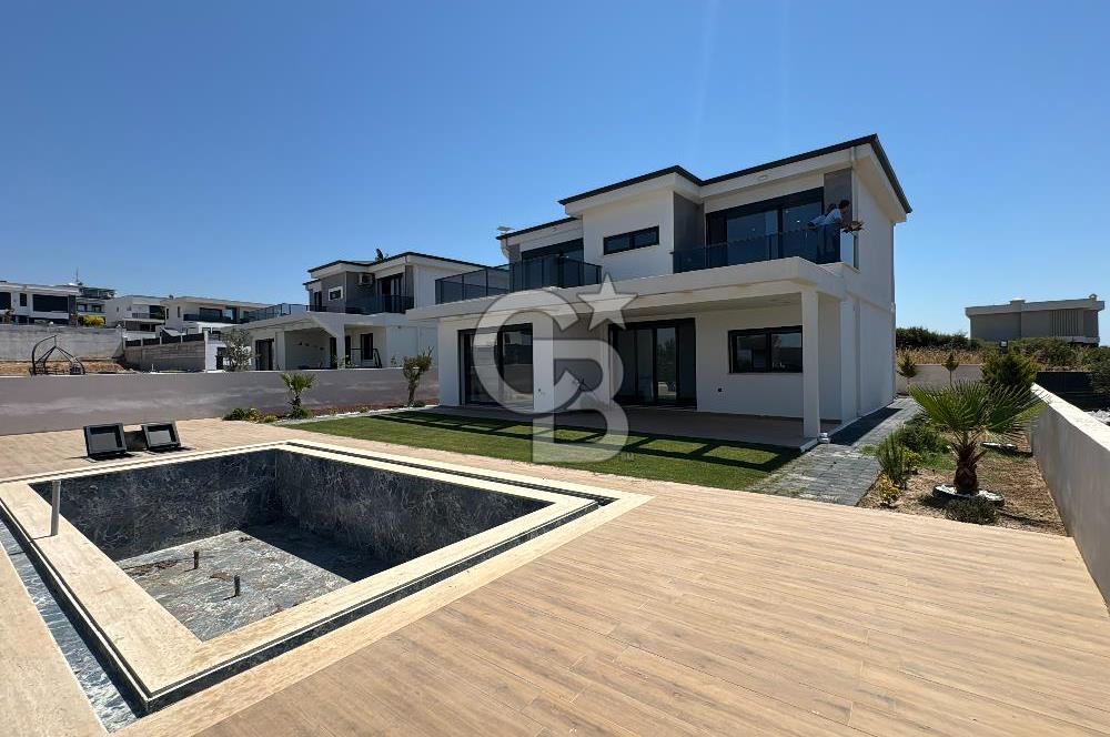 Deniz Manzaralı 500 m2 Sıfır Villa