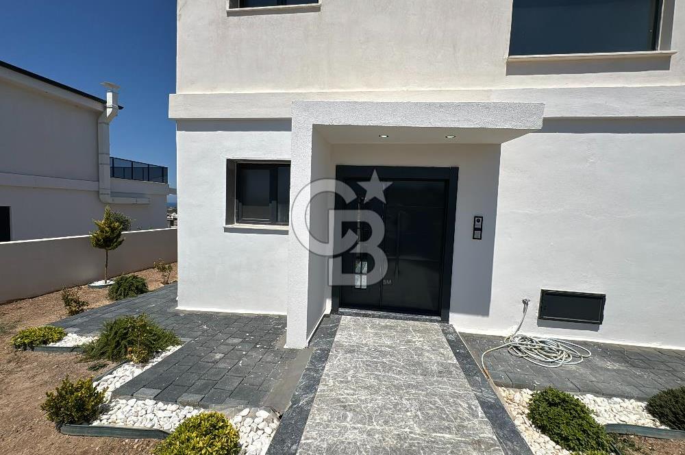 Deniz Manzaralı 500 m2 Sıfır Villa