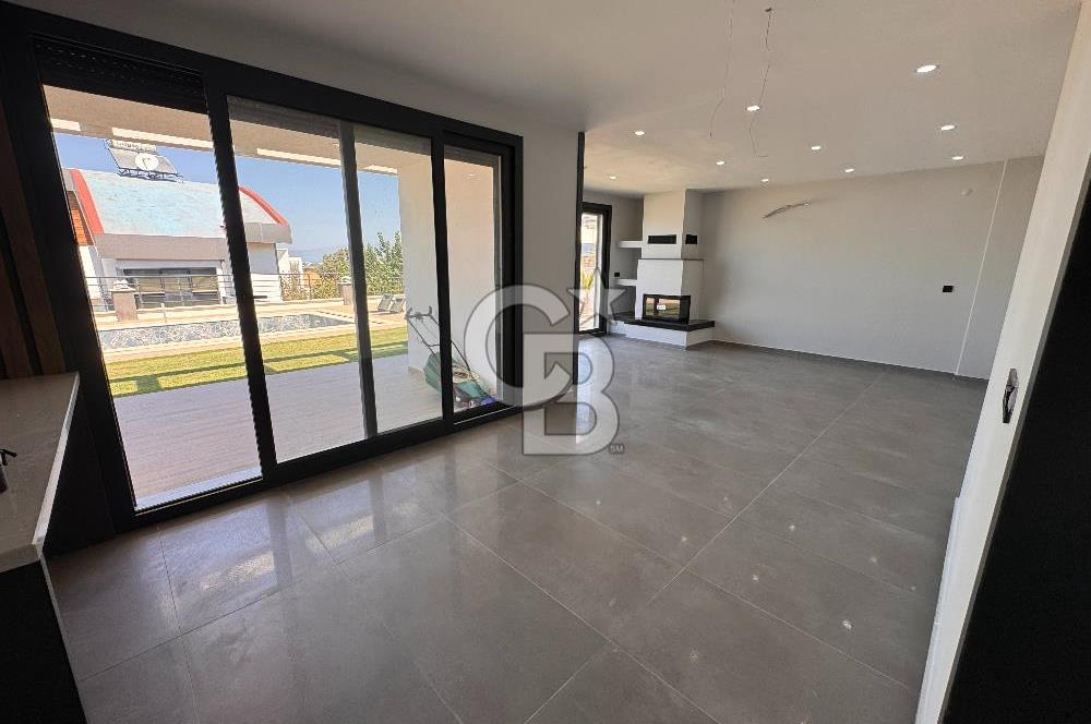 Deniz Manzaralı 500 m2 Sıfır Villa
