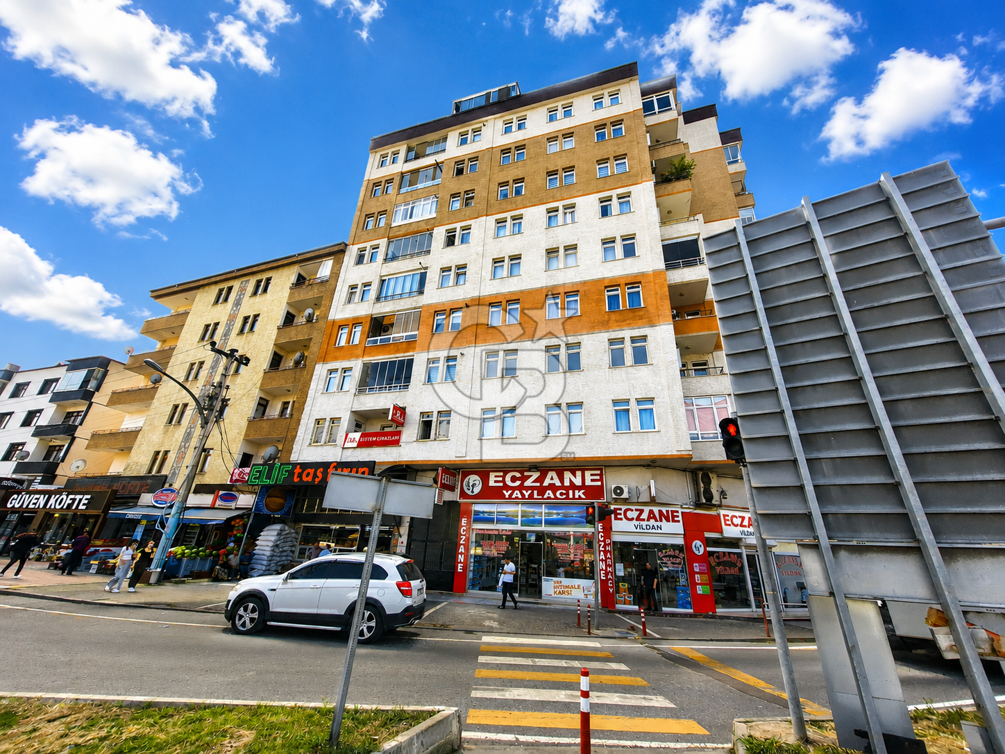 Söğütlü'de Hastane Karşısında,Şehrin Merkezinde Satılık 3+1Daire
