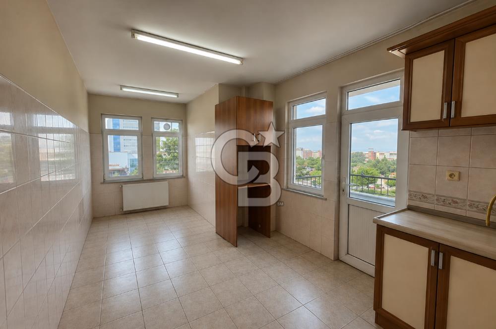 Söğütlü'de Hastane Karşısında,Şehrin Merkezinde Satılık 3+1Daire