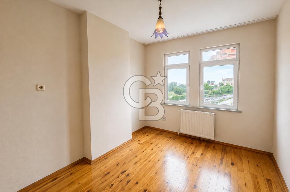 Söğütlü'de Hastane Karşısında,Şehrin Merkezinde Satılık 3+1Daire