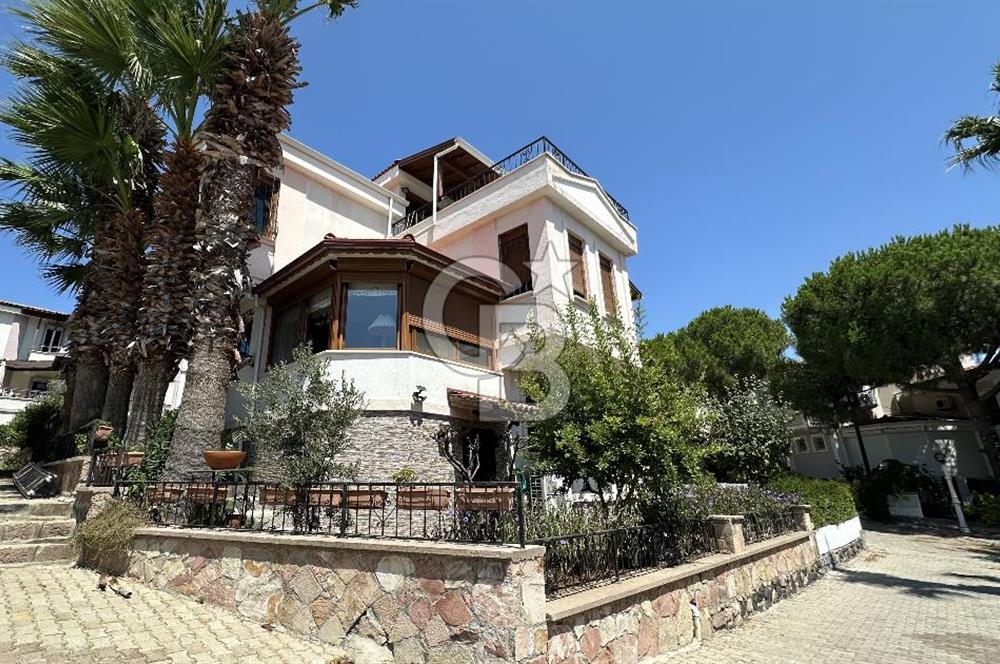Cunda'da Denize Sıfır Özel Plajlı Lüks Villa