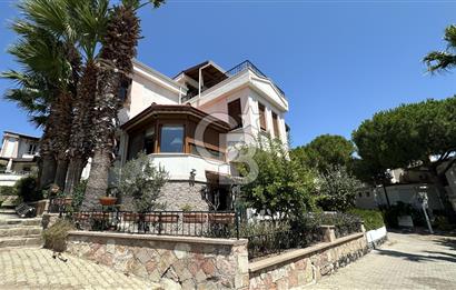 Cunda'da Denize Sıfır Özel Plajlı Lüks Villa