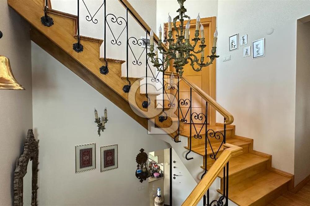 Cunda'da Denize Sıfır Özel Plajlı Lüks Villa