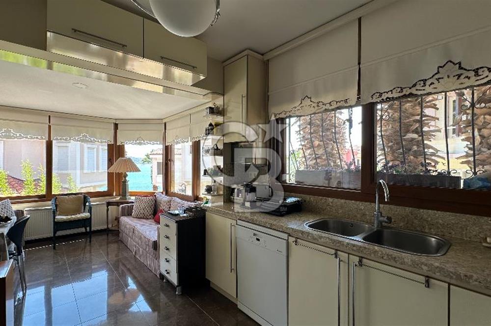 Cunda'da Denize Sıfır Özel Plajlı Lüks Villa