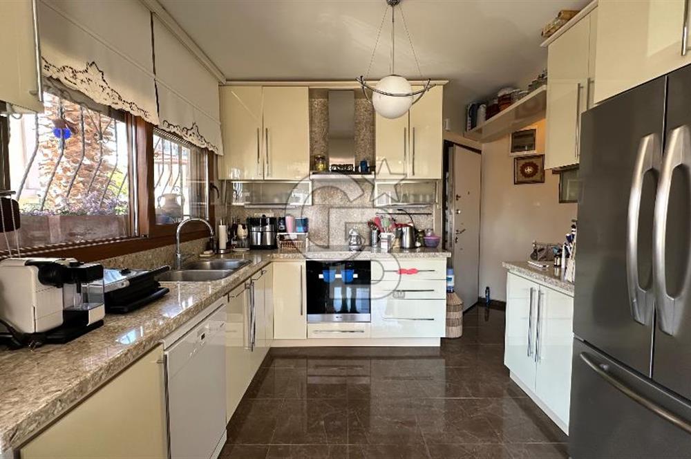 Cunda'da Denize Sıfır Özel Plajlı Lüks Villa