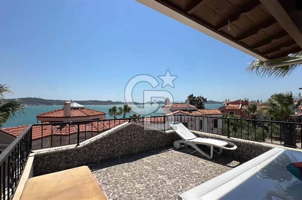 Cunda'da Denize Sıfır Özel Plajlı Lüks Villa