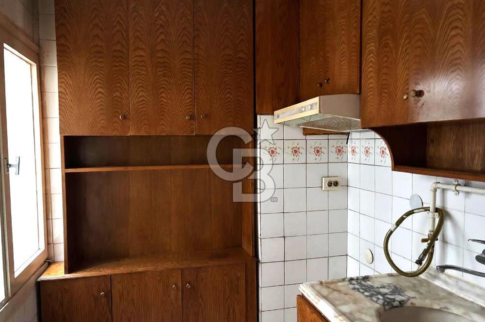Karşıyaka Bahçelievler'de Pazar Yerine Yakın Kiralık 3+1 Daire