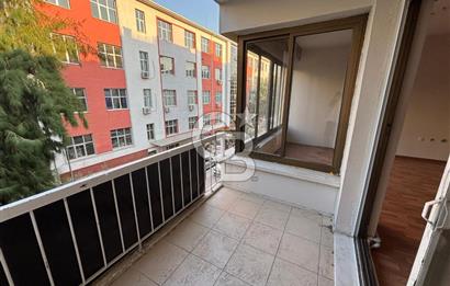 Karşıyaka Bahçelievler'de Pazar Yerine Yakın Kiralık 3+1 Daire