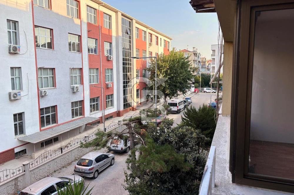 Karşıyaka Bahçelievler'de Pazar Yerine Yakın Kiralık 3+1 Daire