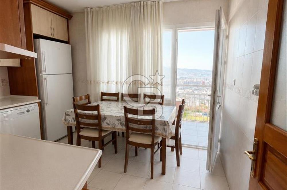Bornova'da deniz ve şehir manzaralı merkezi konumda 3+1 satılık daire