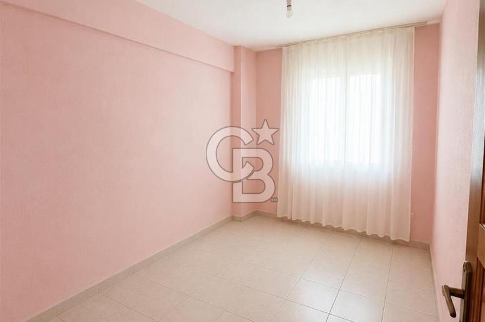 Bornova'da deniz ve şehir manzaralı merkezi konumda 3+1 satılık daire