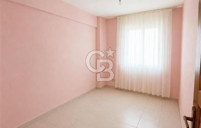 Bornova'da deniz ve şehir manzaralı merkezi konumda 3+1 satılık daire