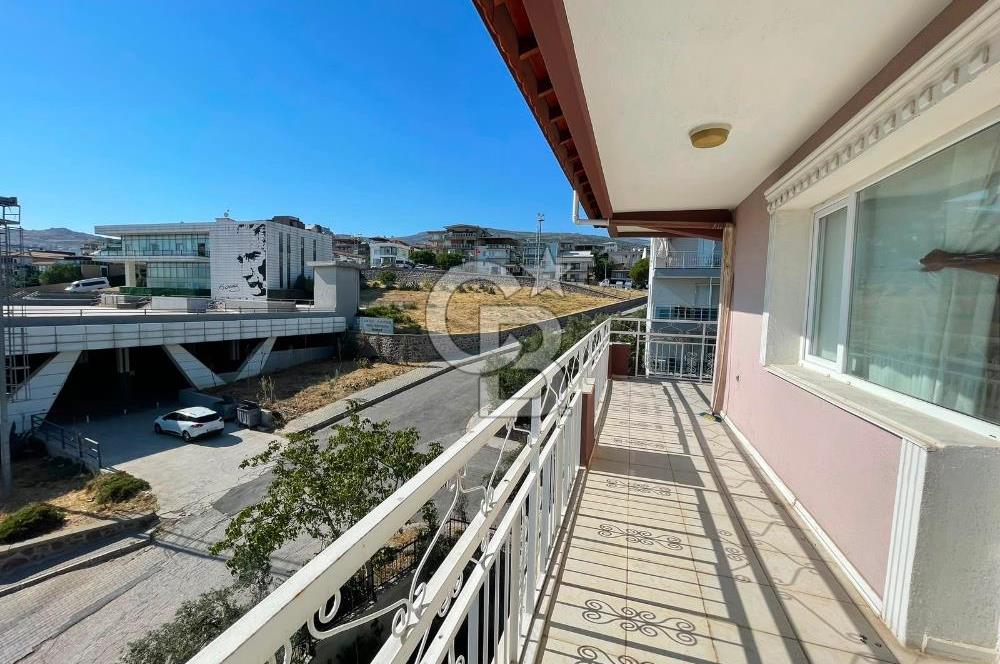 Bornova'da deniz ve şehir manzaralı merkezi konumda 3+1 satılık daire