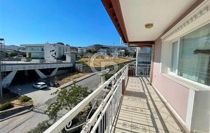 Bornova'da deniz ve şehir manzaralı merkezi konumda 3+1 satılık daire